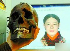 惊讶地看着这个异的世界